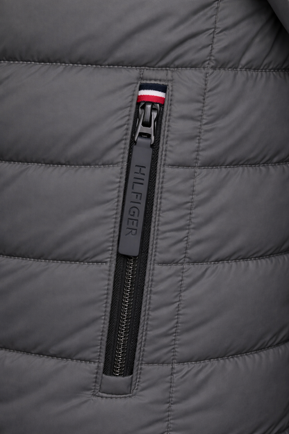 Tommy Hilfiger - Chaqueta ligera, plegable Ultra Loft con capucha - Plomo